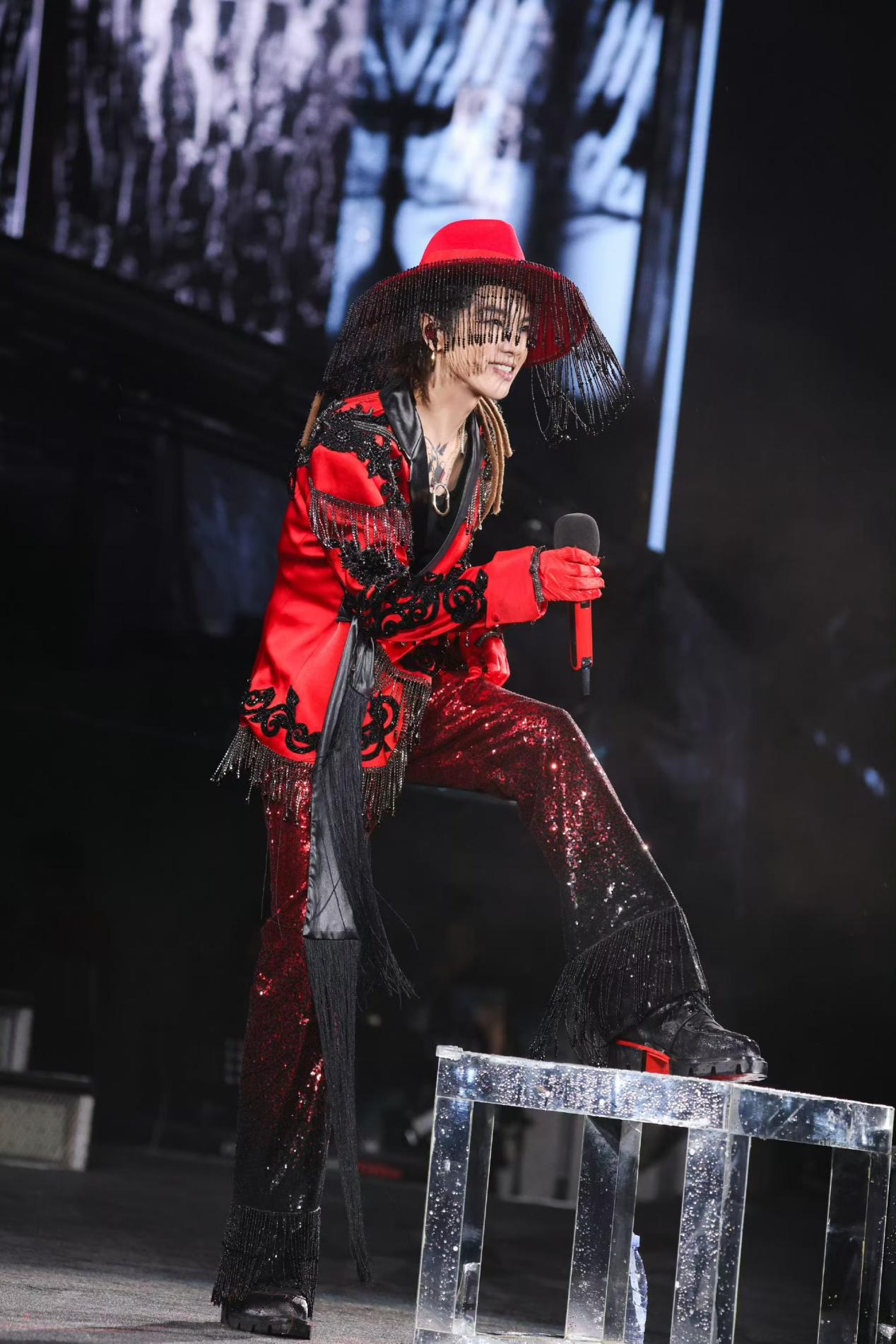 内娱也能有这样的妆造?华晨宇粉丝又偷偷吃好的了