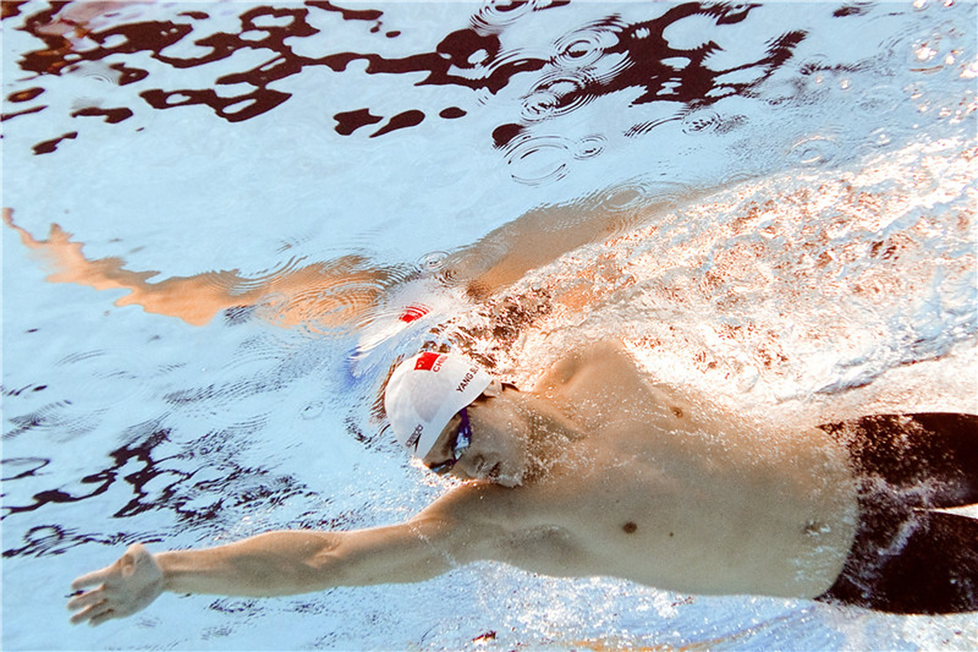 在经历了一场漫长的比赛之外的较量后,中国游泳名将孙杨终于迎来了他