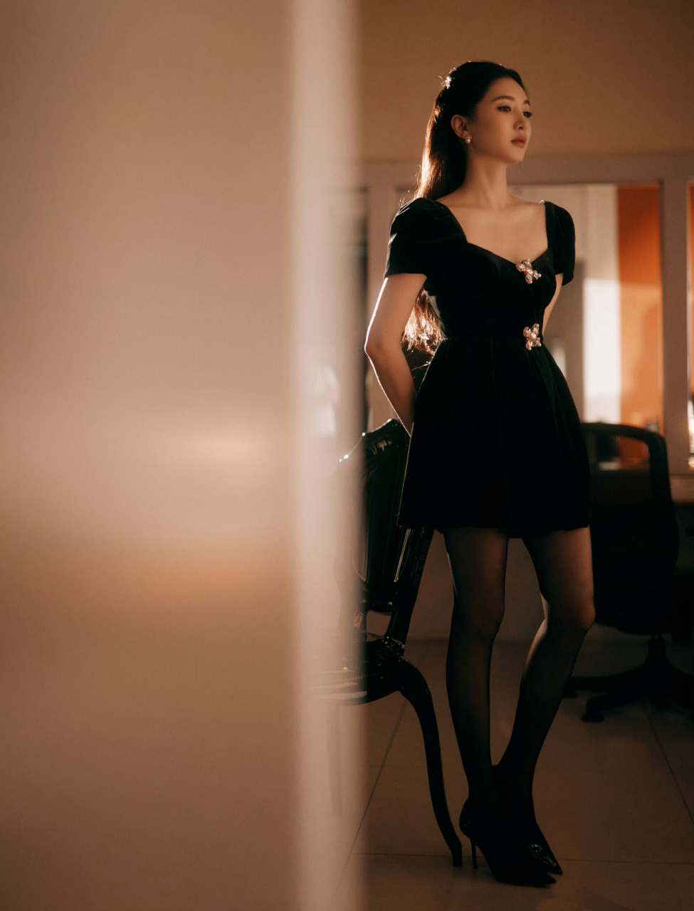 女神江疏影写真大赏:深v长裙展露性感锁骨,丝袜美腿尽显优雅魅力!