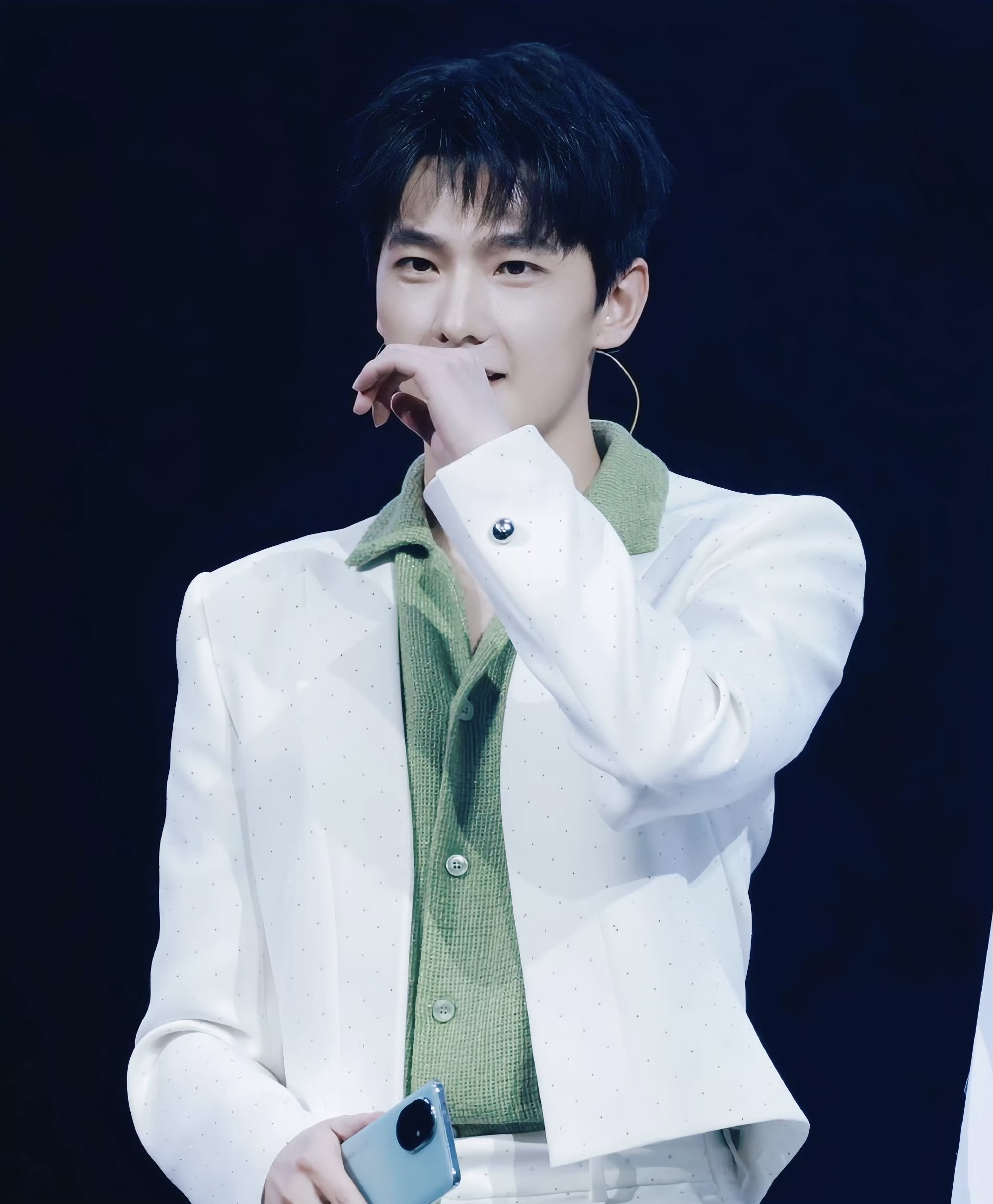 杨洋发腮后,下颚线的线条更帅了.