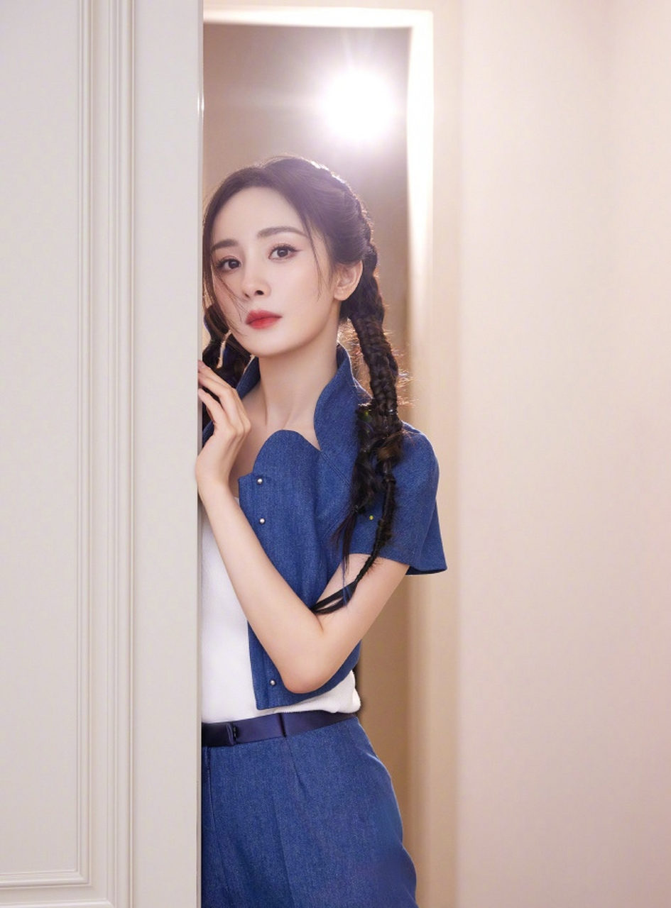 杨幂,牛仔裤搭配牛仔短袖,扎几个麻花辫,美!