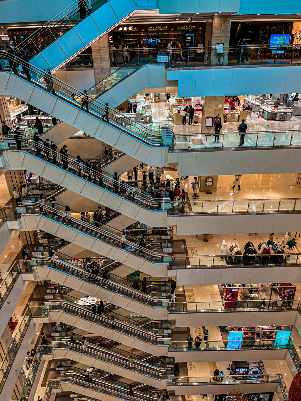 商场工作人员也加入了寻找,他们仔细查看监控录像,一遍遍地广播寻人