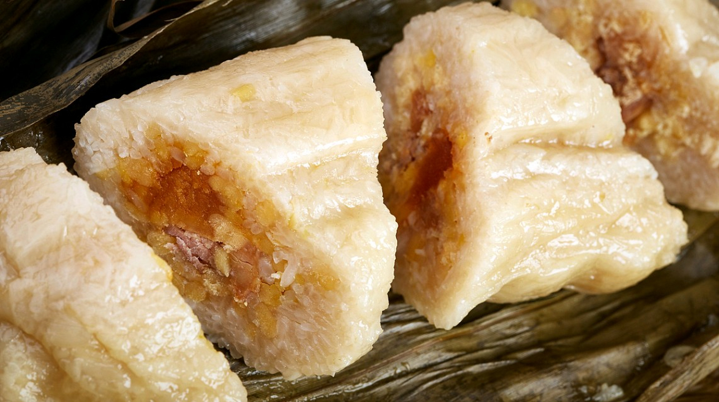 各种各样的粽子,形状不同,馅儿也不同.