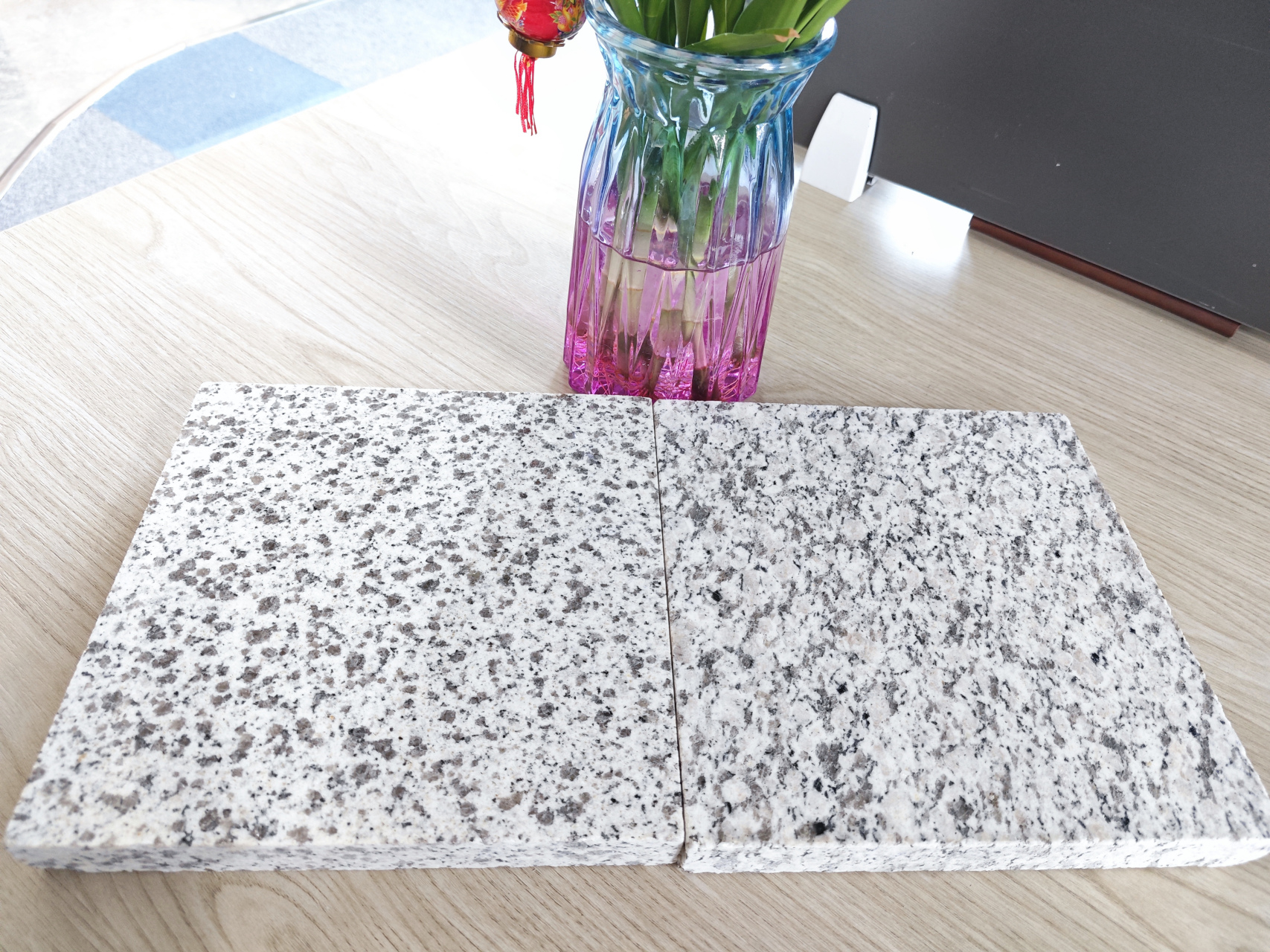 纯天然花岗岩芝麻白地铺和干挂怎么挑选?