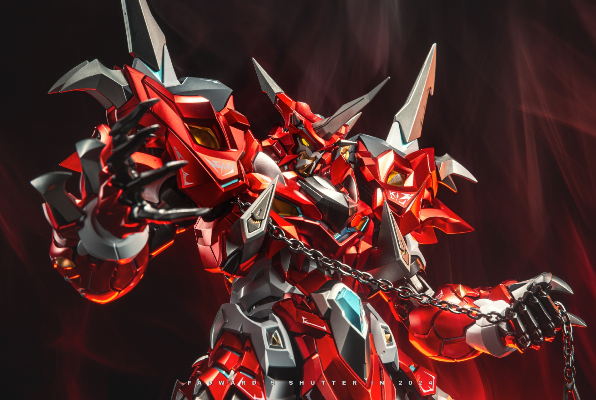 moscow 空呪罗机甲,采用了造型尖锐的红色外甲,配属多种武器,by 费