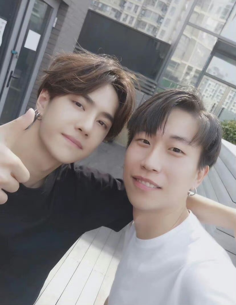 不管和其他人站一块,王一博都是最亮的星,果然一丫屯