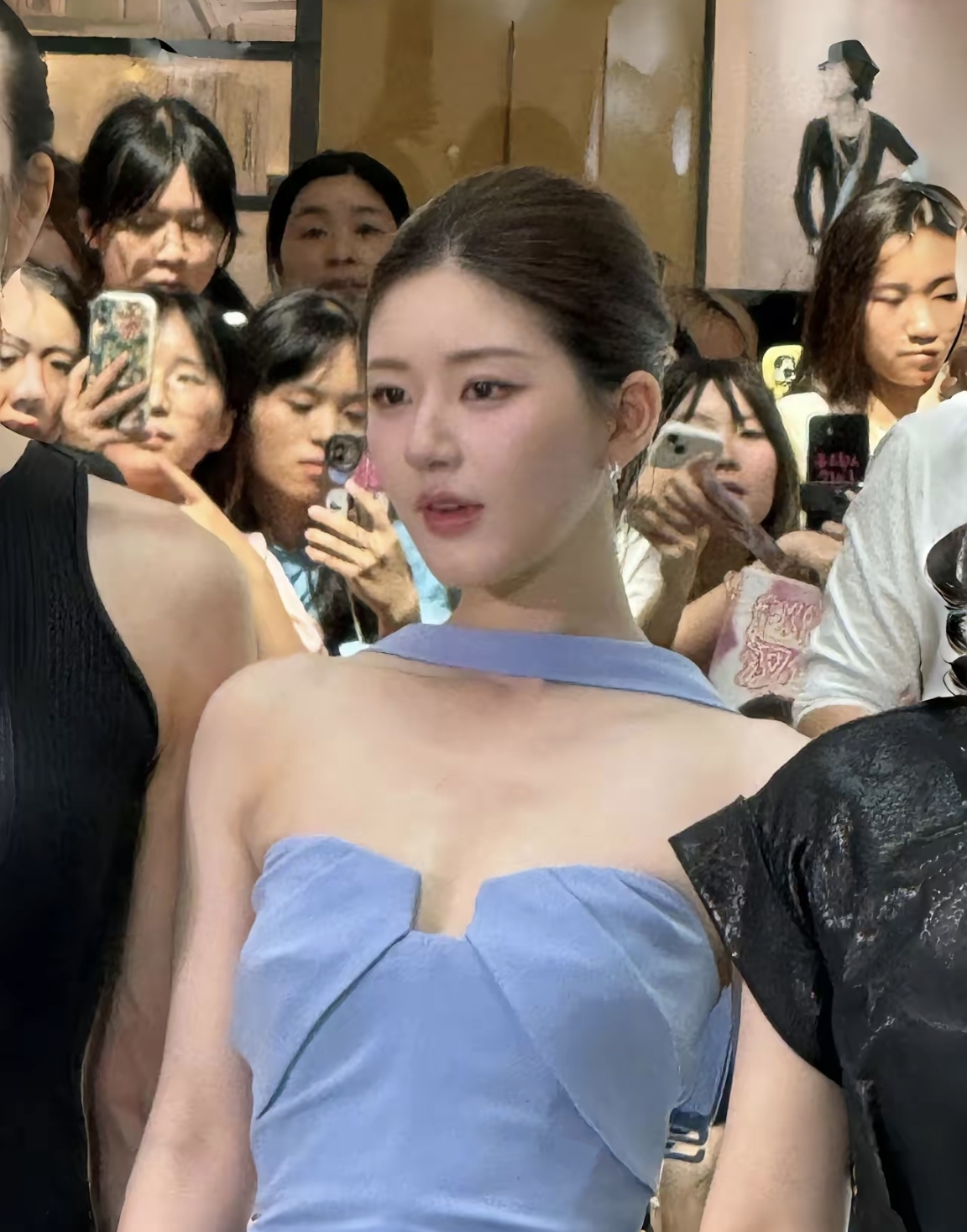 这是路人视角下的赵露思原图,五官立体,太完美了,整个人白得透亮,没有