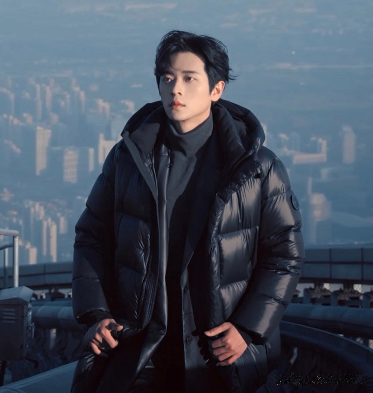 男明星耍帅甩羽绒服