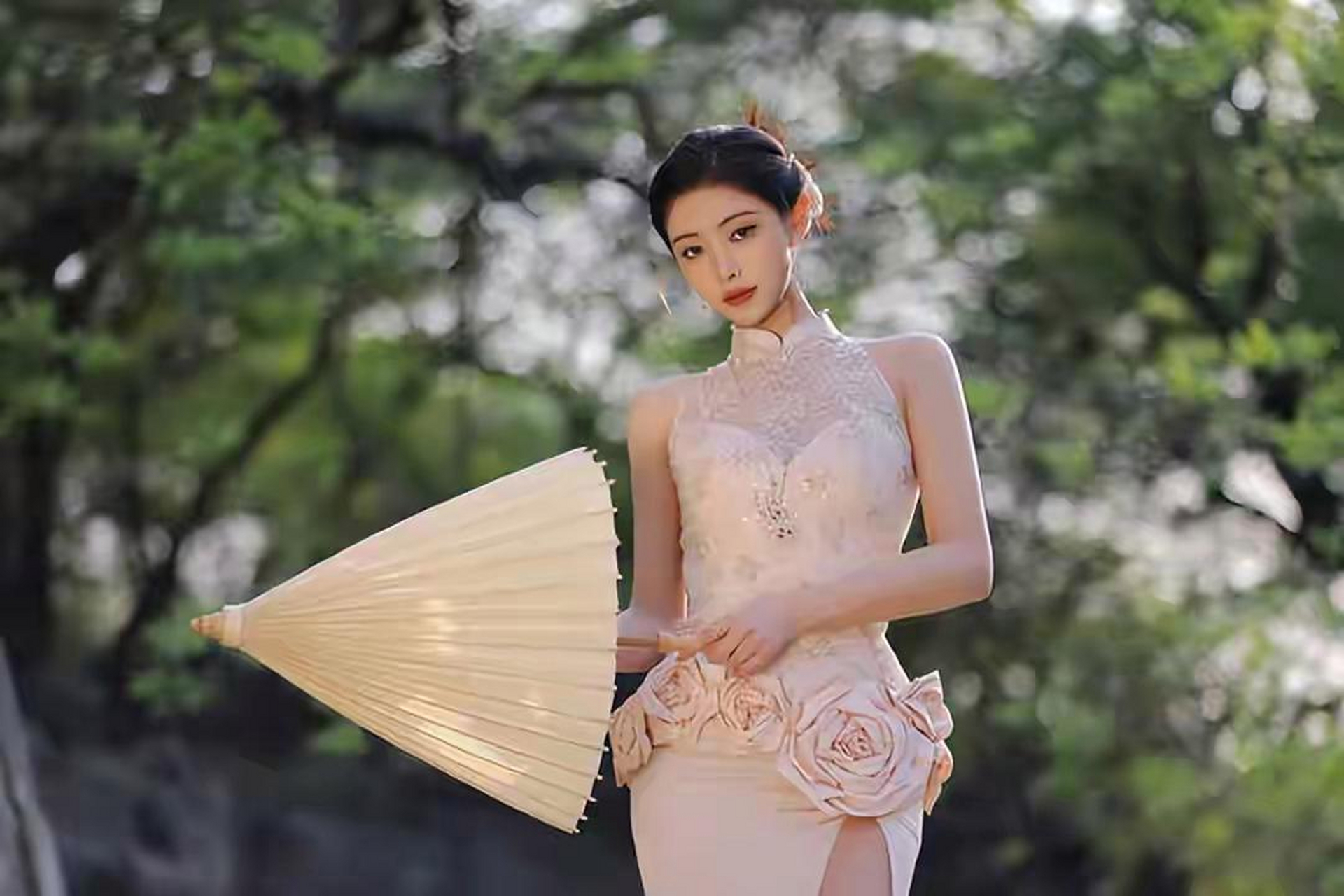 许佳琪穿粉色旗袍撑油纸伞