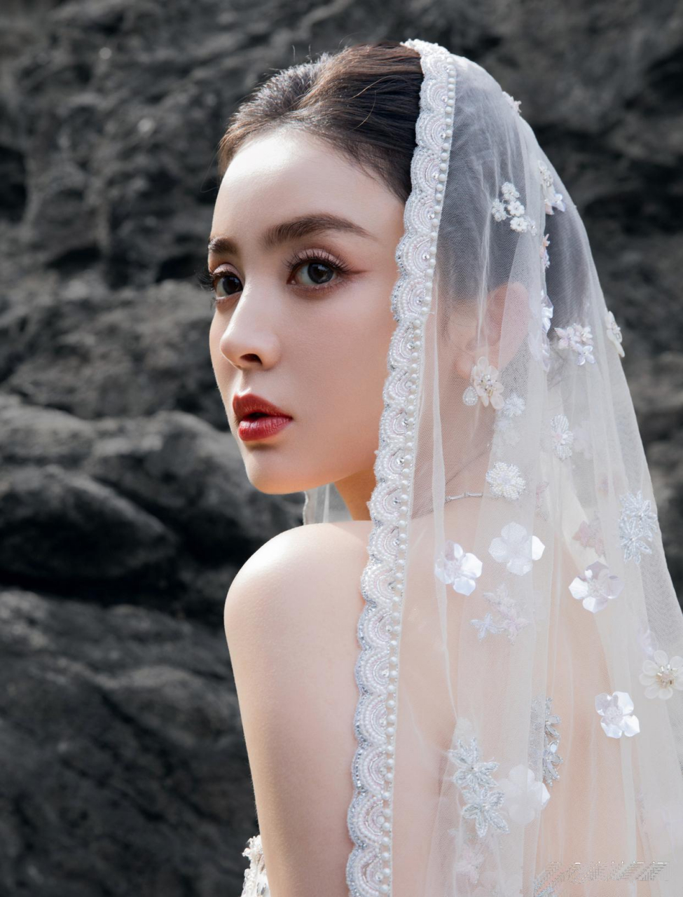 古力娜扎婚纱大片头纱"暴走"