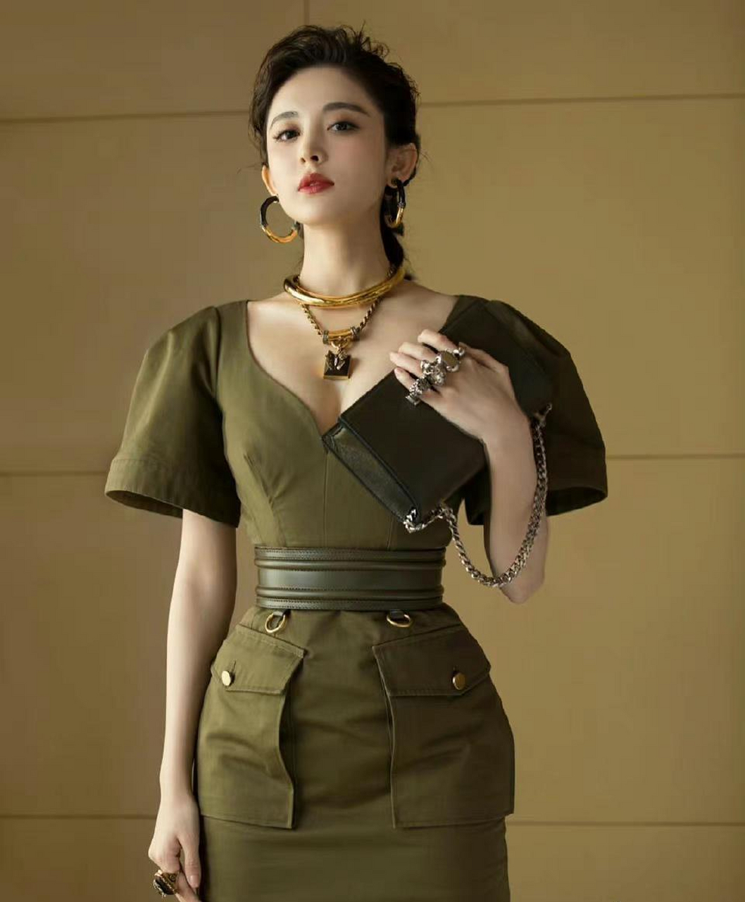 古力娜扎身材凹凸有致