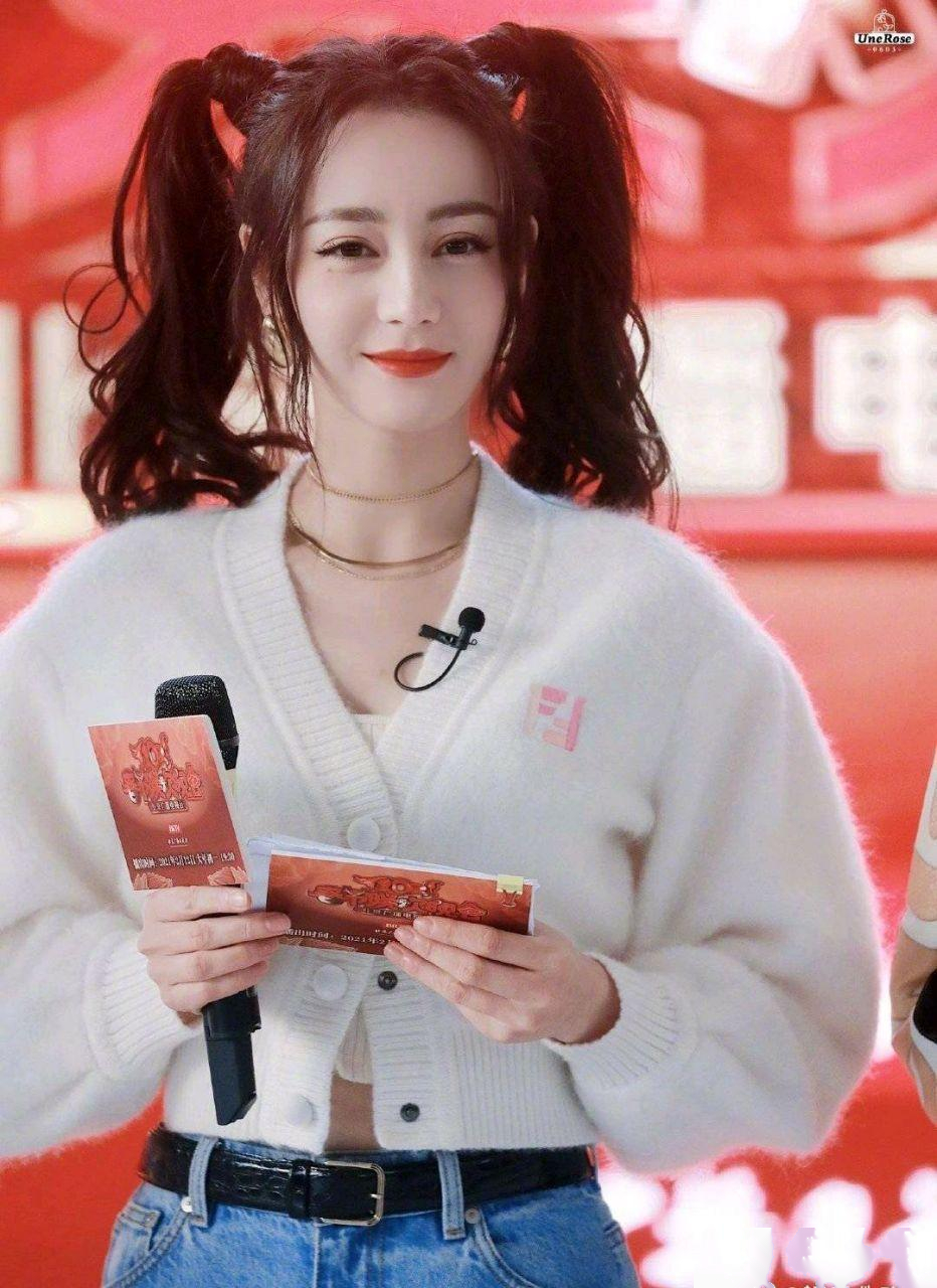 迪丽热巴羊角辫甜美可爱.