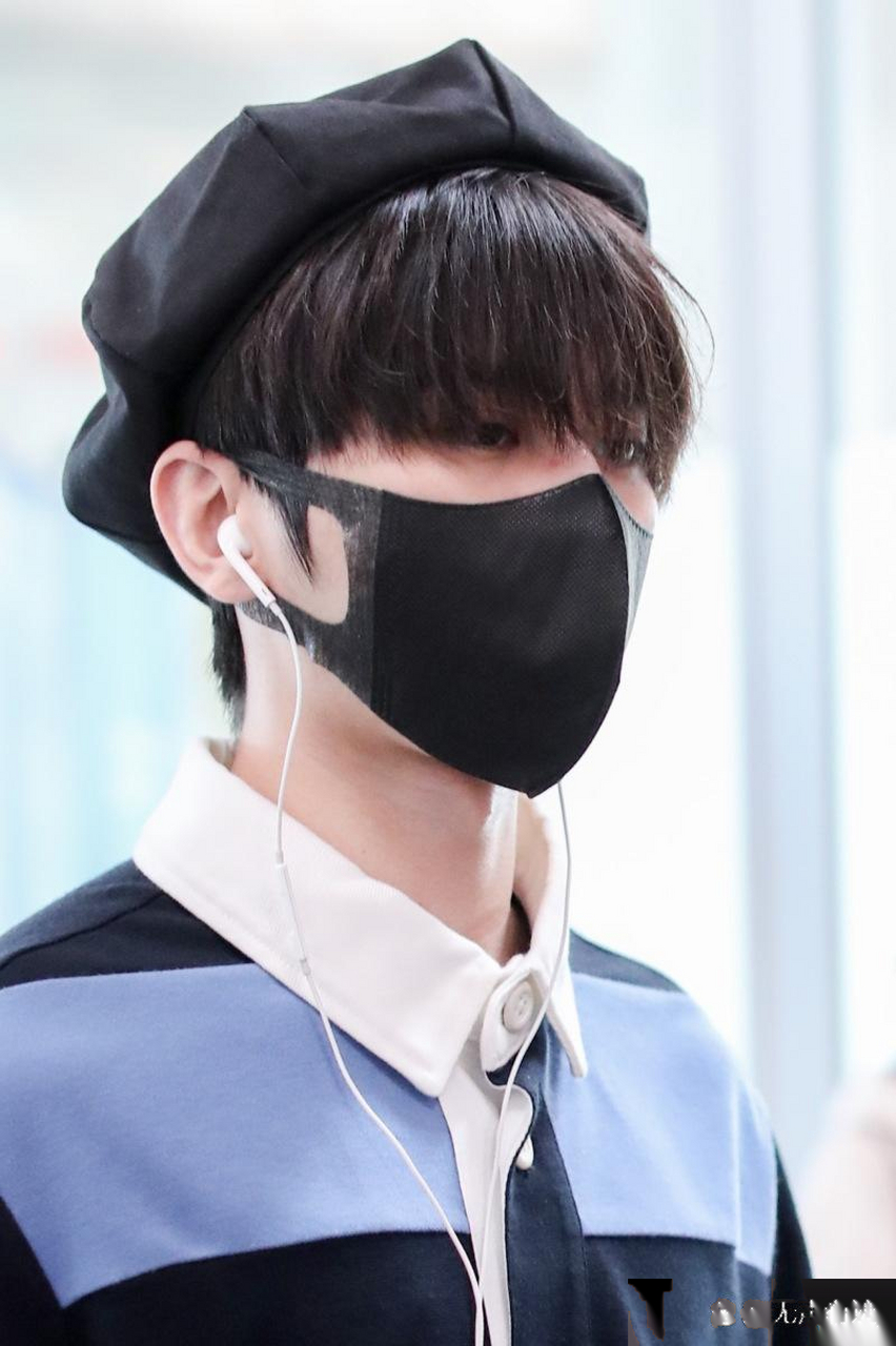 这是蔡徐坤停更三个月后发的第一条动态,就一张房车图片,没有多余的