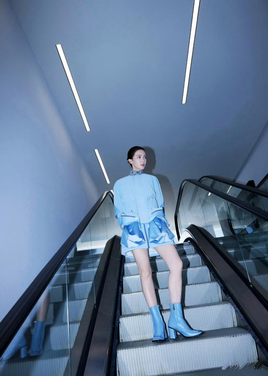 金晨的脸蛋美如艺术品,鼻子挺拔尖俏,这颜值,简直是上帝精心雕刻的!