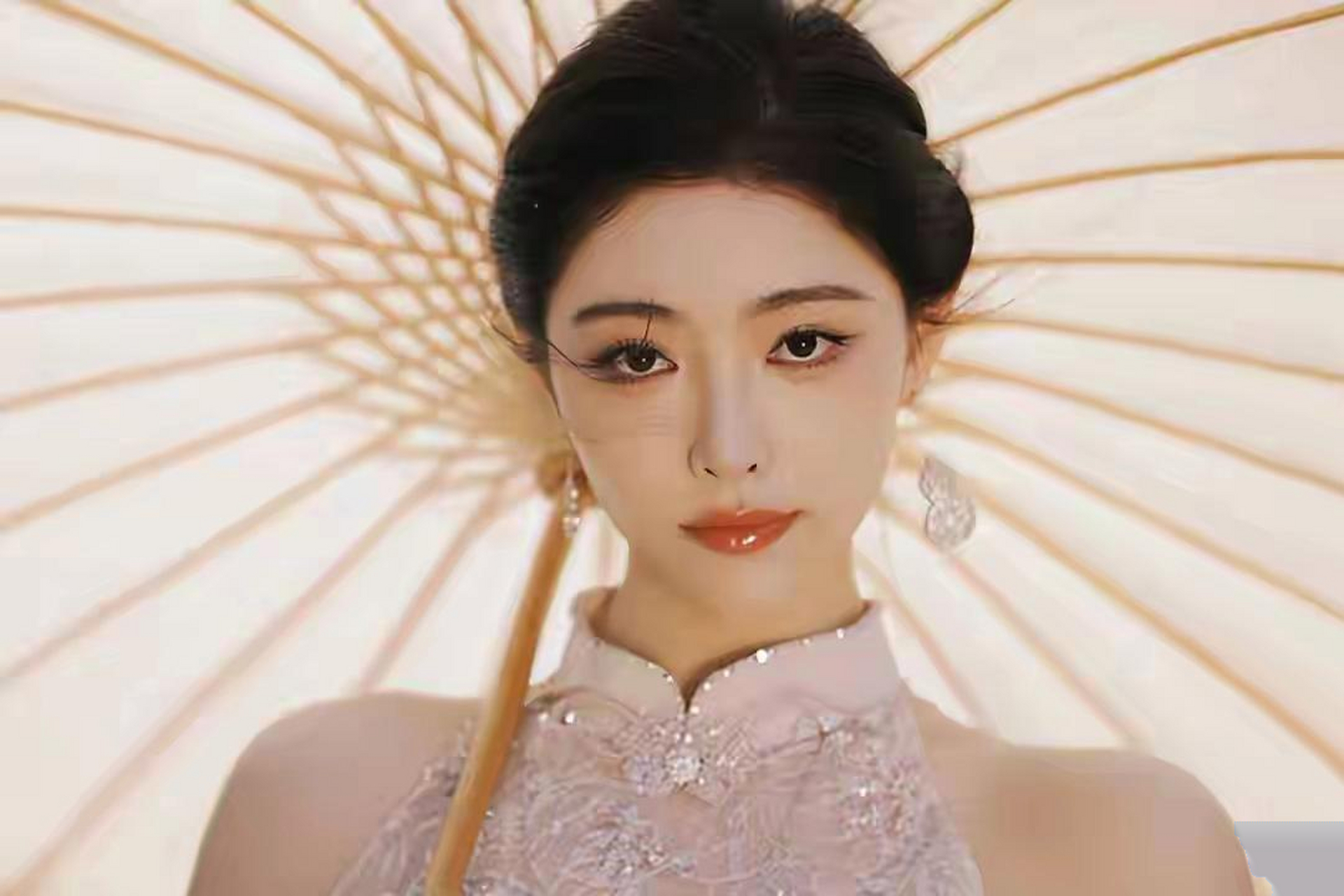 许佳琪穿粉色旗袍撑油纸伞