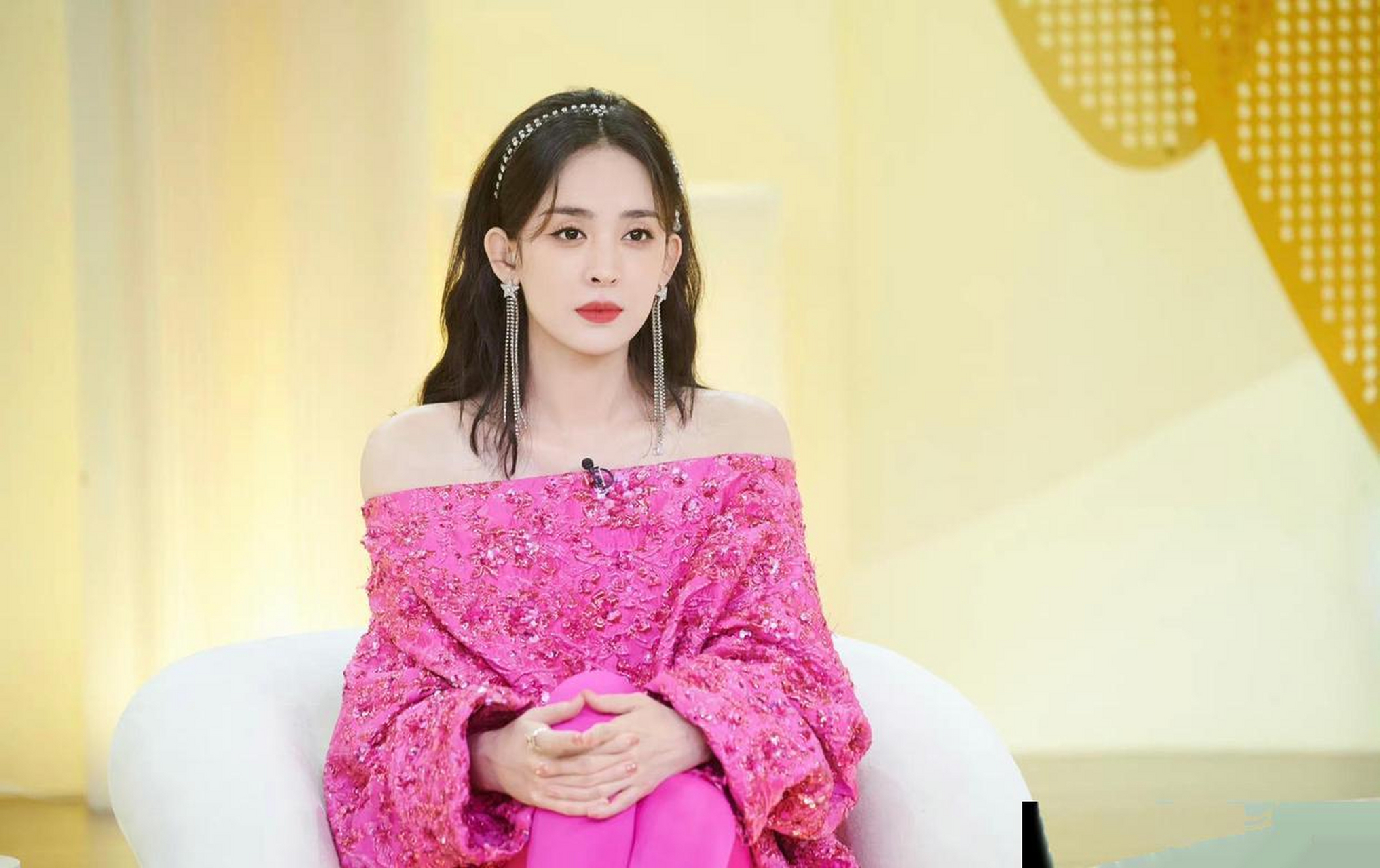 古力娜扎粉色一字肩搭配同色系裤子