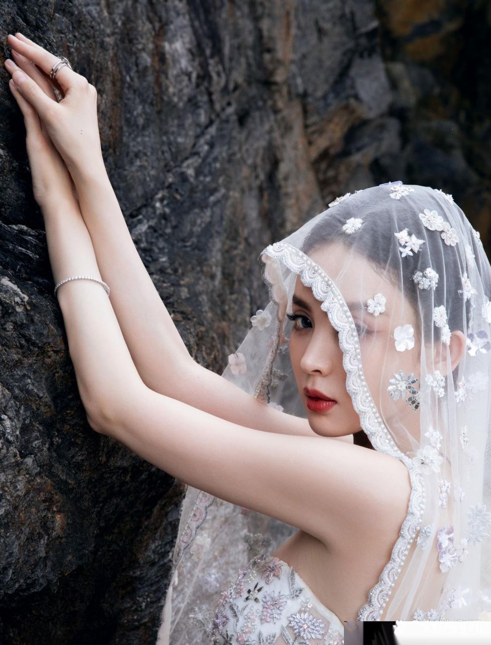 古力娜扎婚纱大片头纱"暴走"