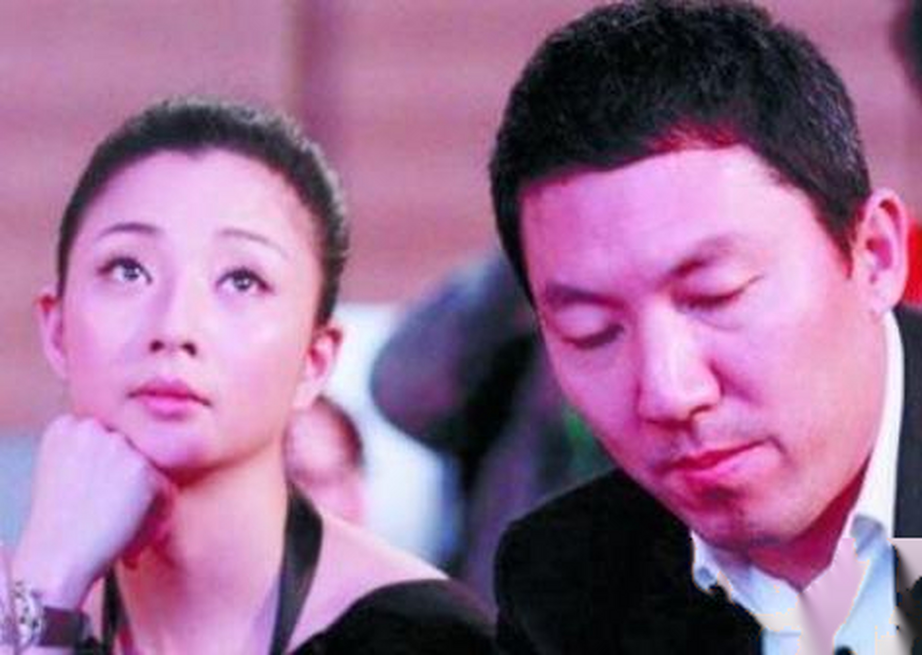 殷桃和富商孙东海相识,两人谈起了恋爱.