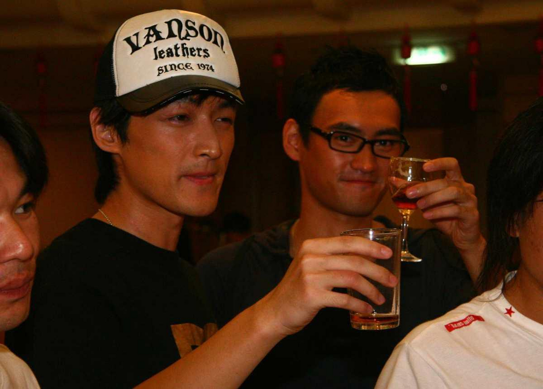 胡歌和袁弘喝酒的老照片