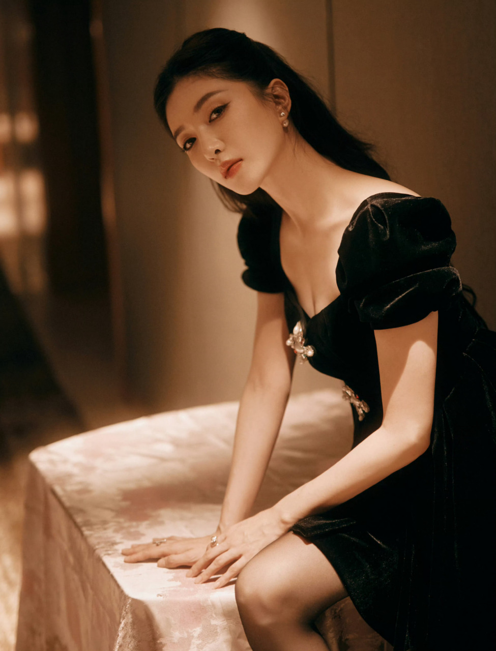 女神江疏影写真大赏:深v长裙展露性感锁骨,丝袜美腿尽显优雅魅力!