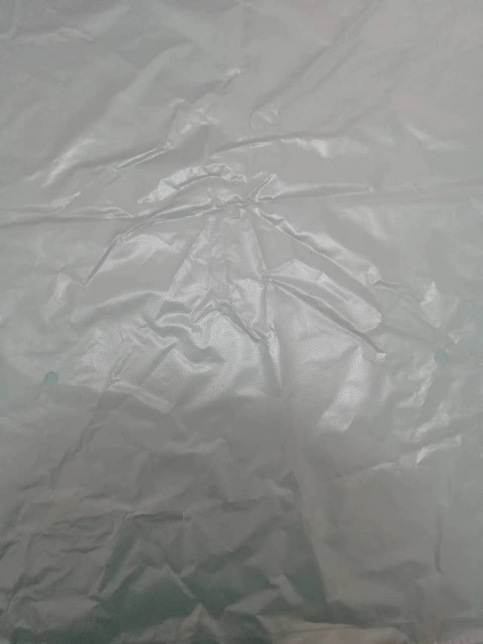 我发现超 市的塑料袋子有两种,大家以后买菜的时候,要注意了.