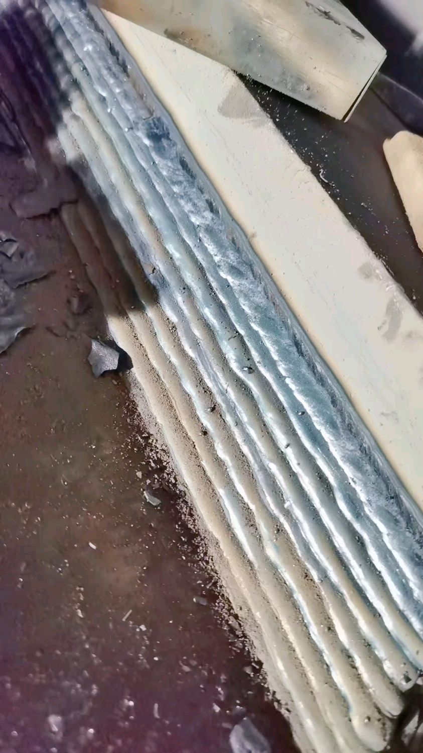 钢结构二保焊接,这活干的漂亮吗?工资一天多少你说!