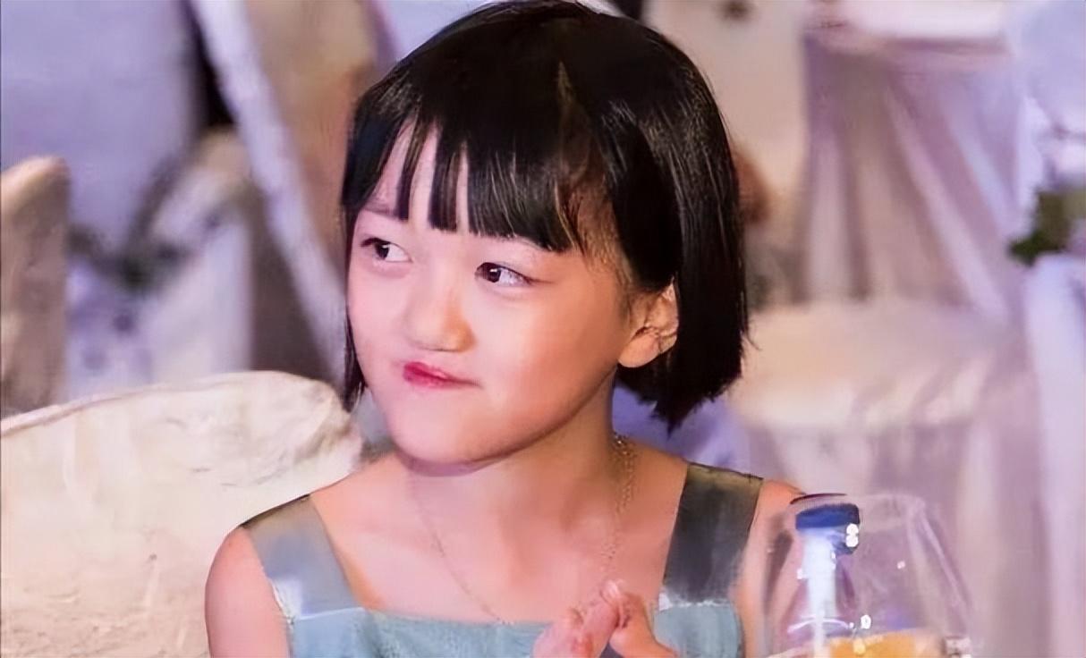 王菲与小女儿合照曝光,18岁李嫣超像妈妈,嘴唇无痕迹美到认不出