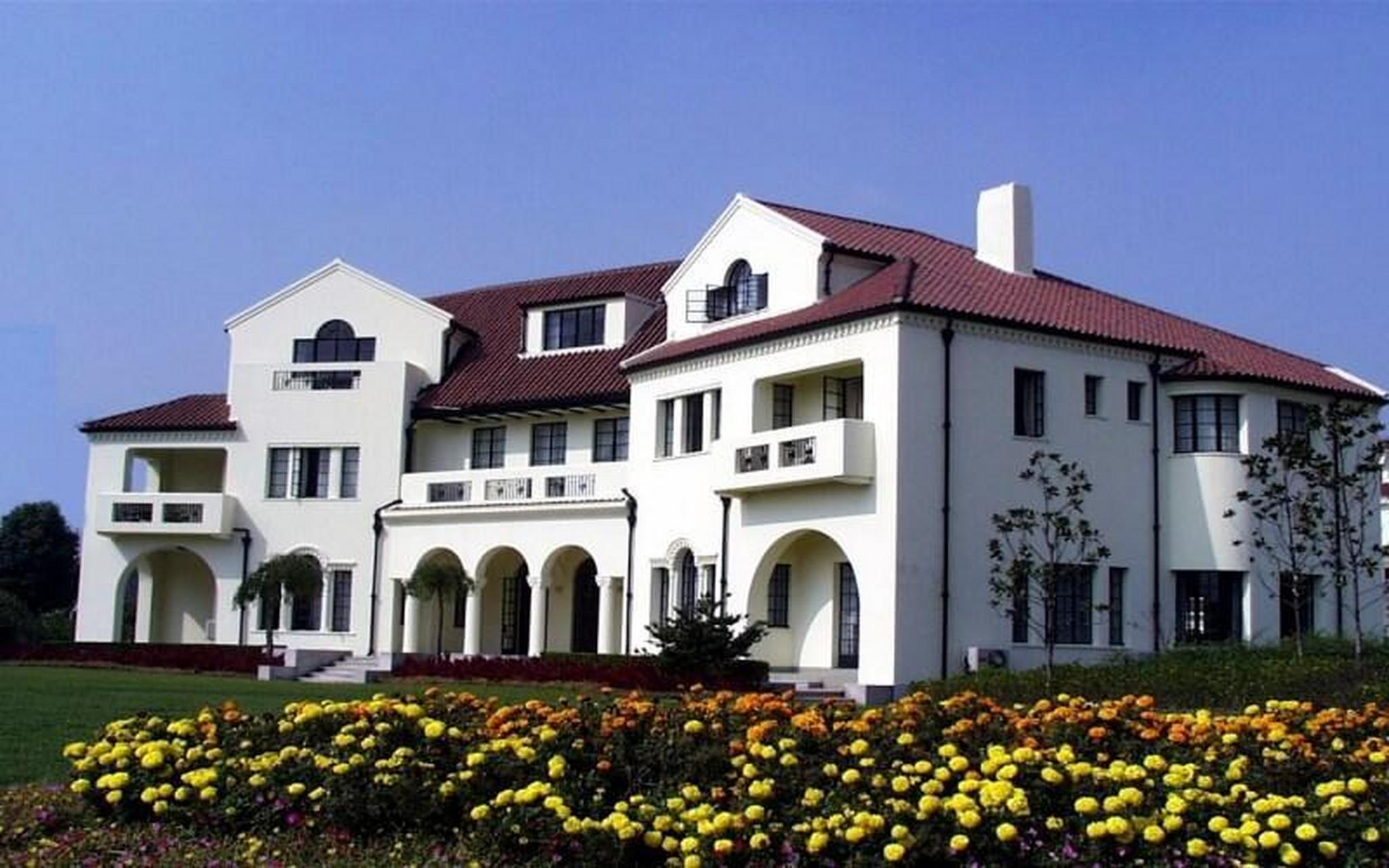 海关学院是由海关总署主管的,学校创建于1953年,前身是上海海关学校