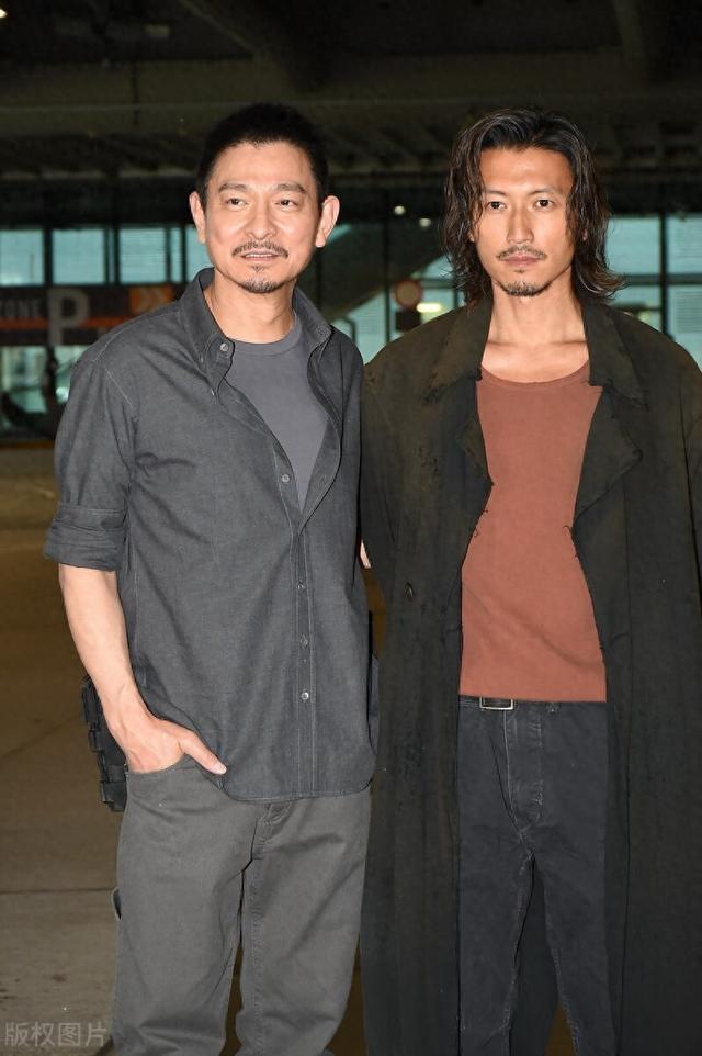 刘德华怎么也想不到,当年随口亲的婴儿,居然差点把他踢下神坛