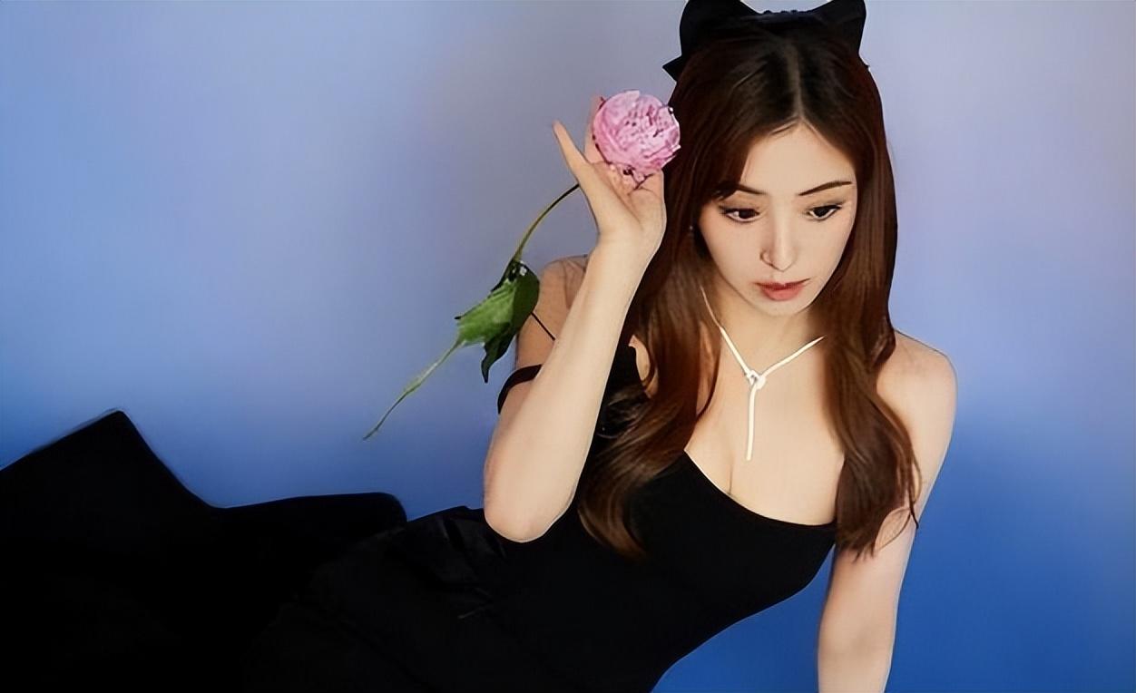 张含韵的奶欲更勾人,36岁依旧童颜,身材却饱满成熟韵味满满