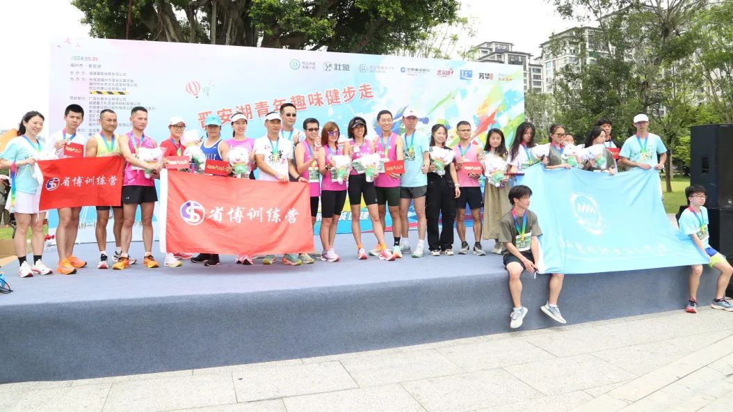 颁奖嘉宾:居然之家福州智慧家居mall总经理陈晓商广西壮象集团董事长