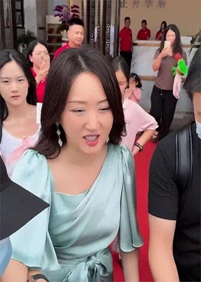53杨钰莹现身南昌被偶遇,穿搭惹争议,女神生图脸部崎岖认不出