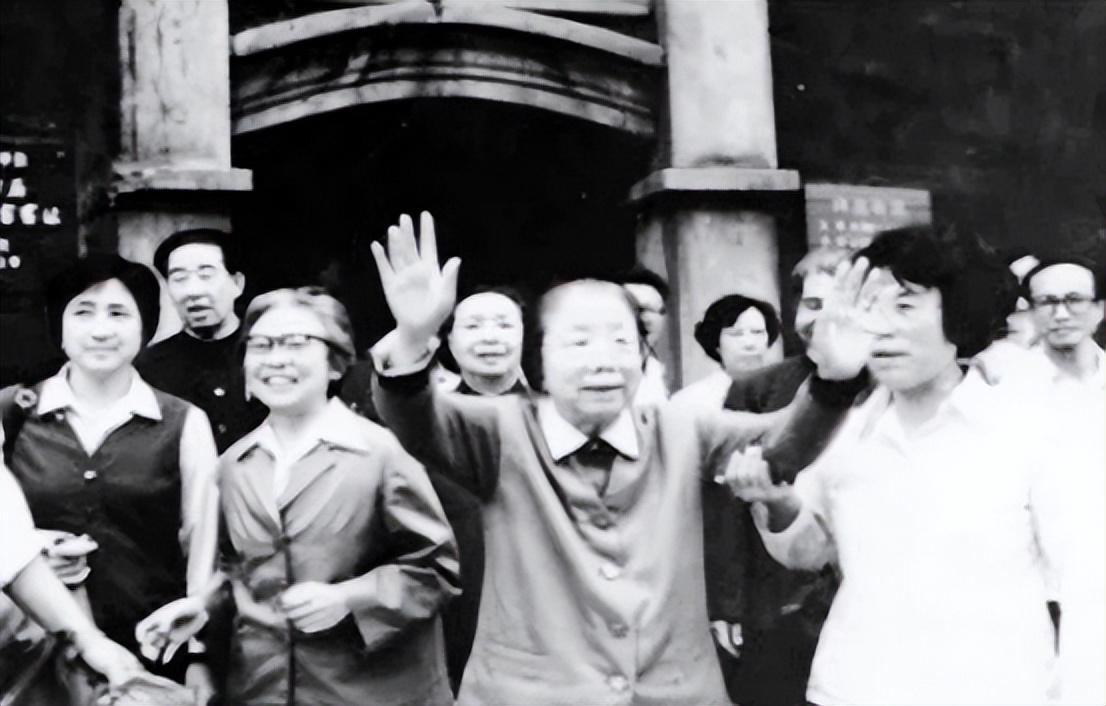 1985年邓颖超重返红岩村,在饶国模故居前失望摇头:介绍得轻飘飘