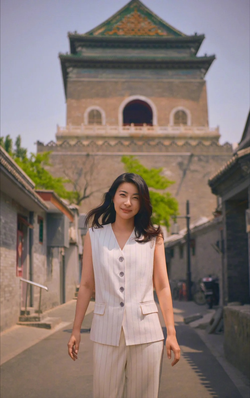 郭晶晶中轴线封面大片,古典与现代气质完美融合,优雅自信从容!