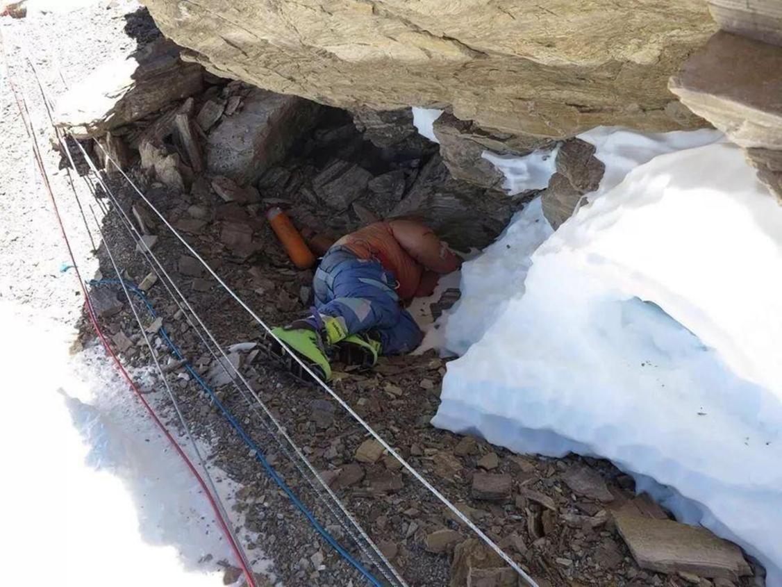 珠穆朗玛峰死亡人图片图片