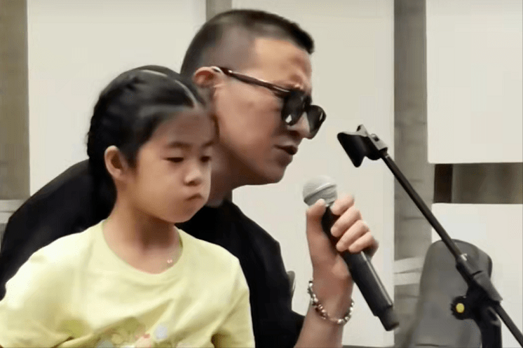 同是汪峰的基因,将章子怡女儿和葛荟婕女儿放一起,差别就出来了