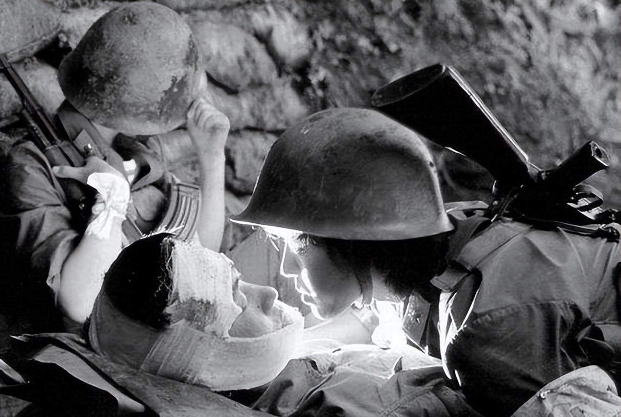 86年老山战场,"亲吻"临终士兵的女战士张茹,29年后去他墓前探望