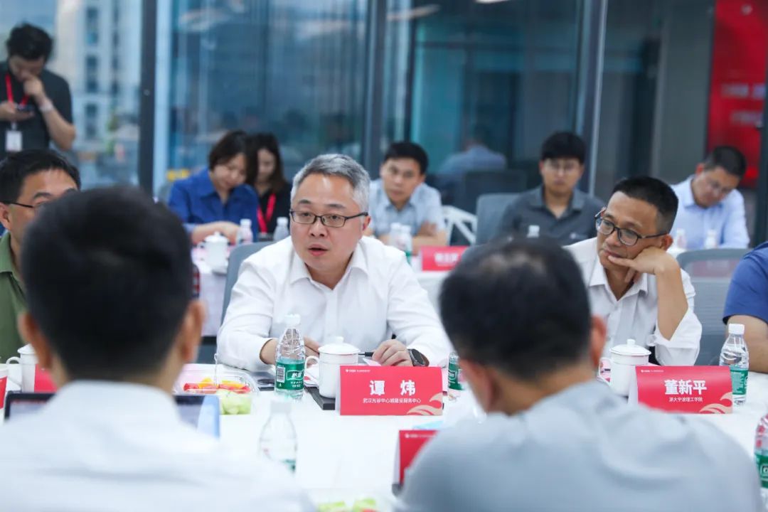 光谷中心城党委副书记,主任——谭炜紧接着,湖北省网商协会会长许强