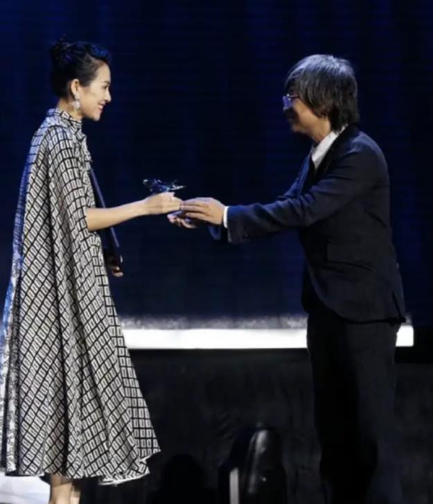 同是汪峰的基因,将章子怡女儿和葛荟婕女儿放一起,差别就出来了