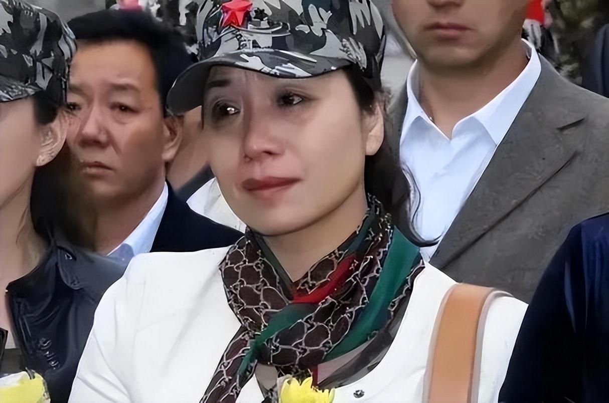 86年老山战场,"亲吻"临终士兵的女战士张茹,29年后去他墓前探望