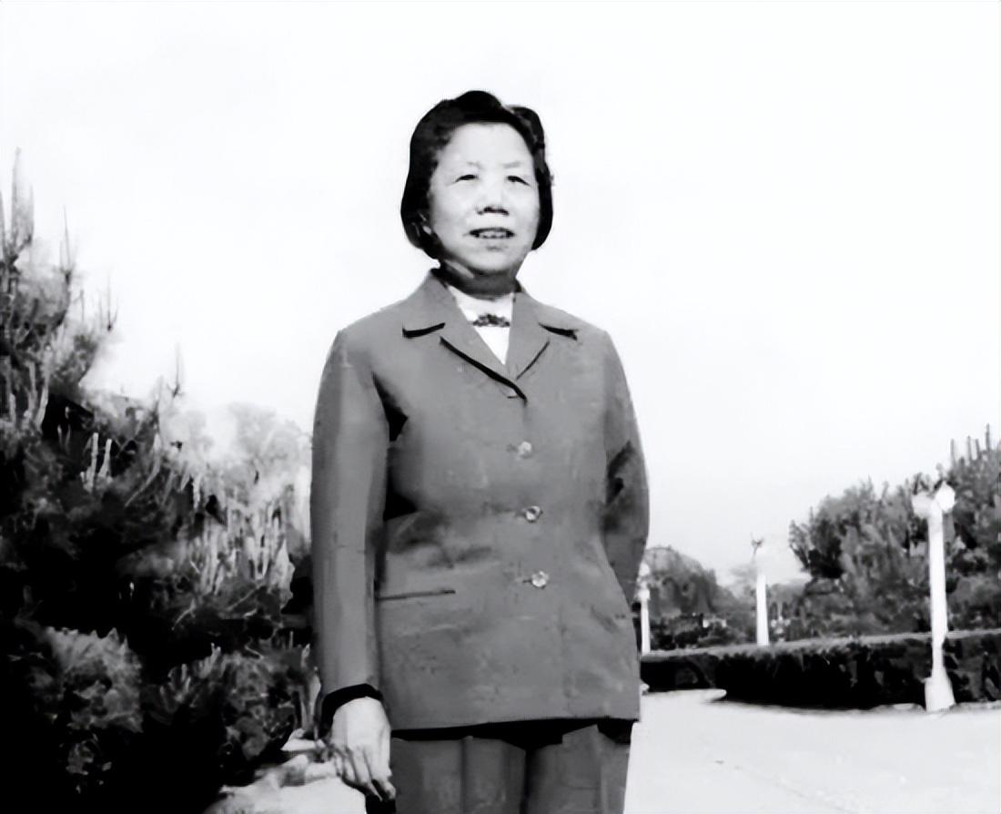 1985年邓颖超重返红岩村,在饶国模故居前失望摇头:介绍得轻飘飘