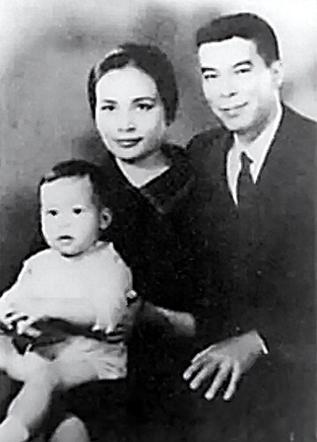 1960年蒋经国听闻女儿恋爱,顿时崩溃嚎啕大哭:真是女大不中留