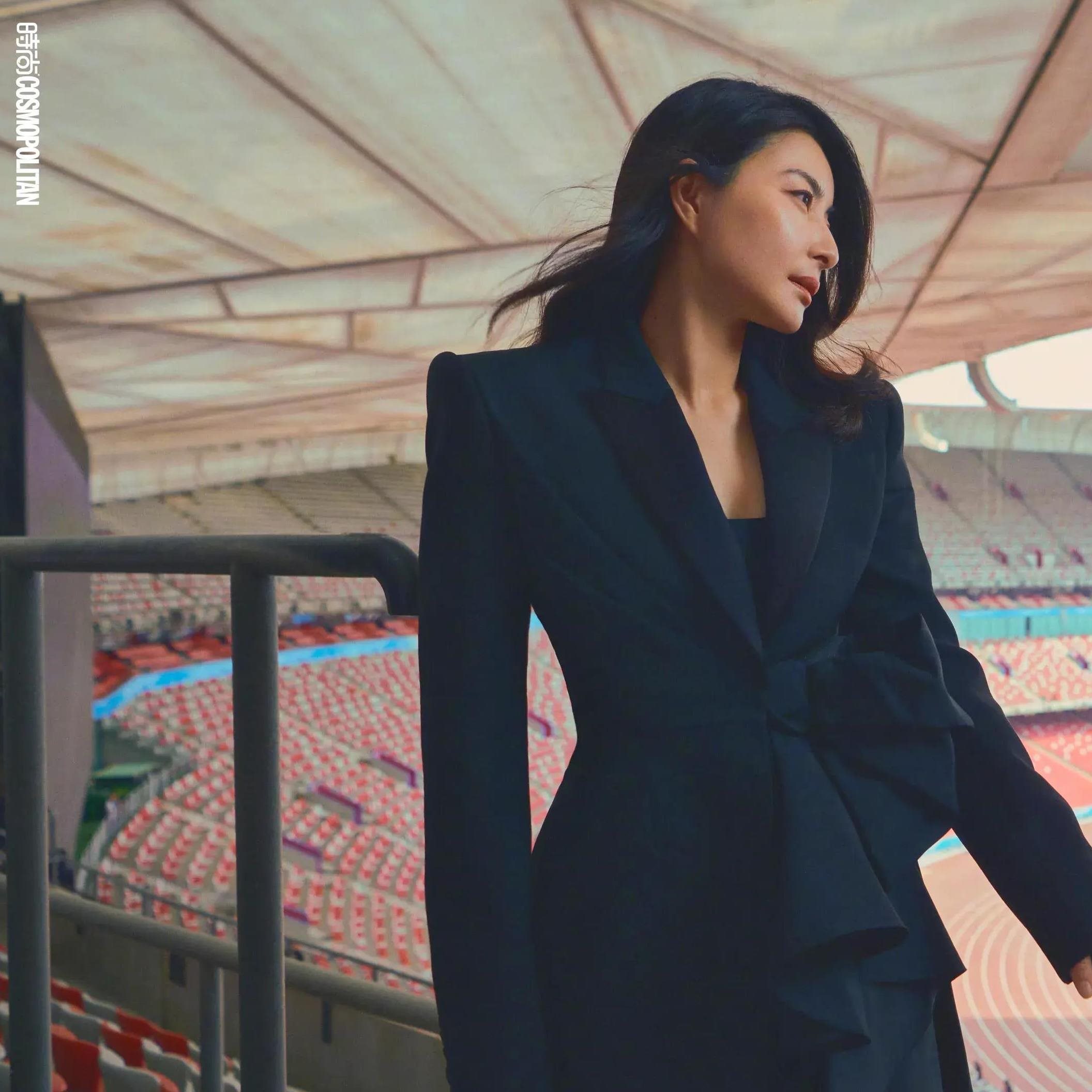 郭晶晶登cosmo六月刊封面,穿斜肩礼服高贵大气,尽显东方美