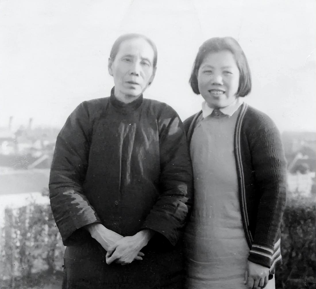 1985年邓颖超重返红岩村,在饶国模故居前失望摇头:介绍得轻飘飘