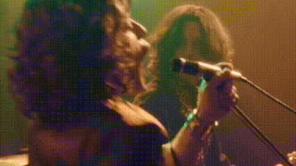 酒吧演出的时候就能自如地调动氛围,尽管第一次上台前他被冠上"巴基佬