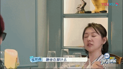 阿雅讲起来,她听说,一个作家去采访巩俐,只是见到她,腿都发软.