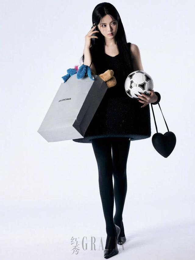 杨超越另类写真大片曝光,全身穿紧身瑜伽服曲线玲珑