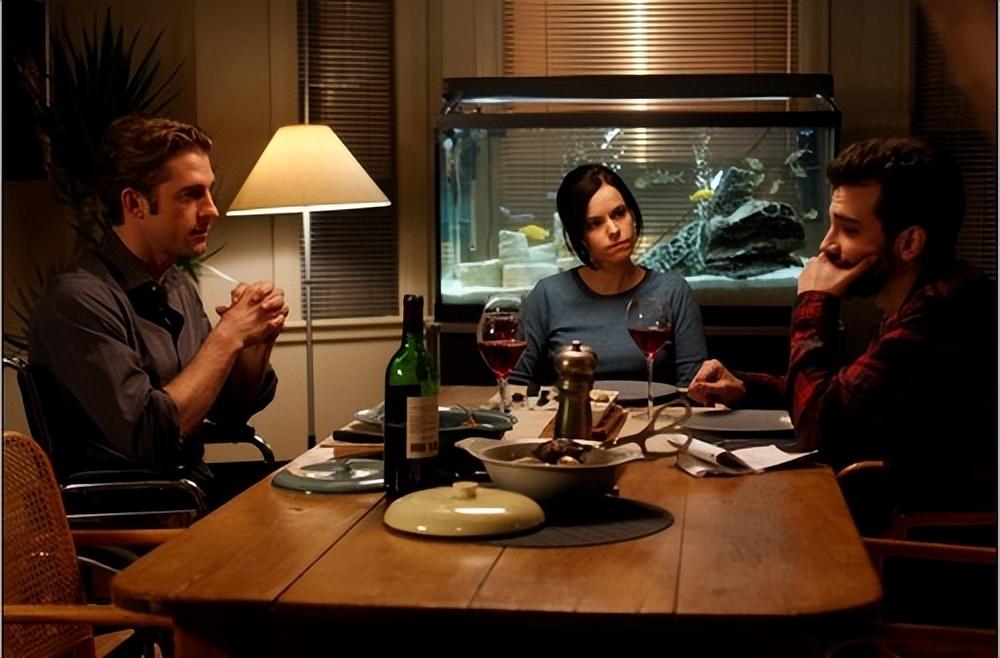 在电影《好邻居》中机位的处理对人物塑造有什么帮助?