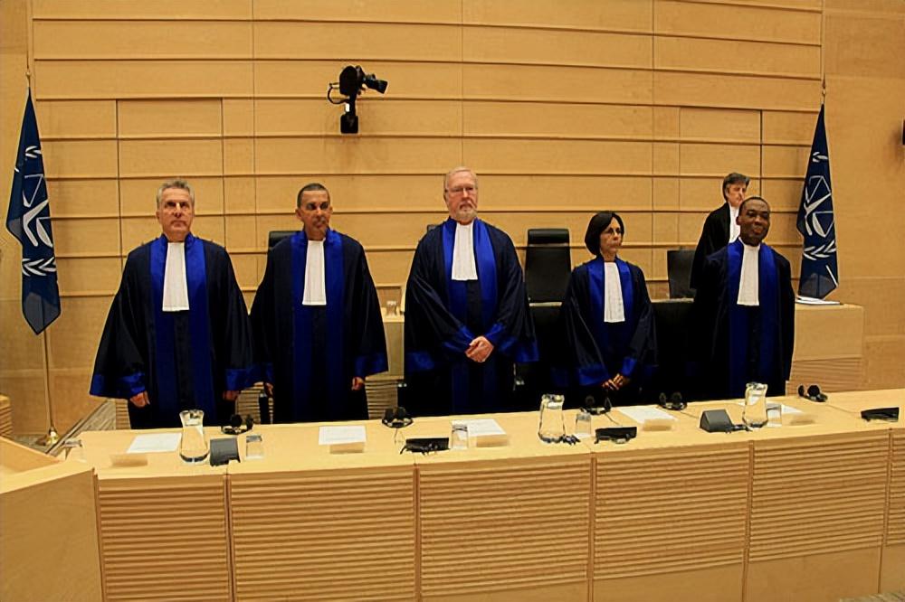 首先得从卡里姆·汗这个国际刑事法院的首席检察官开始说起,他看面相