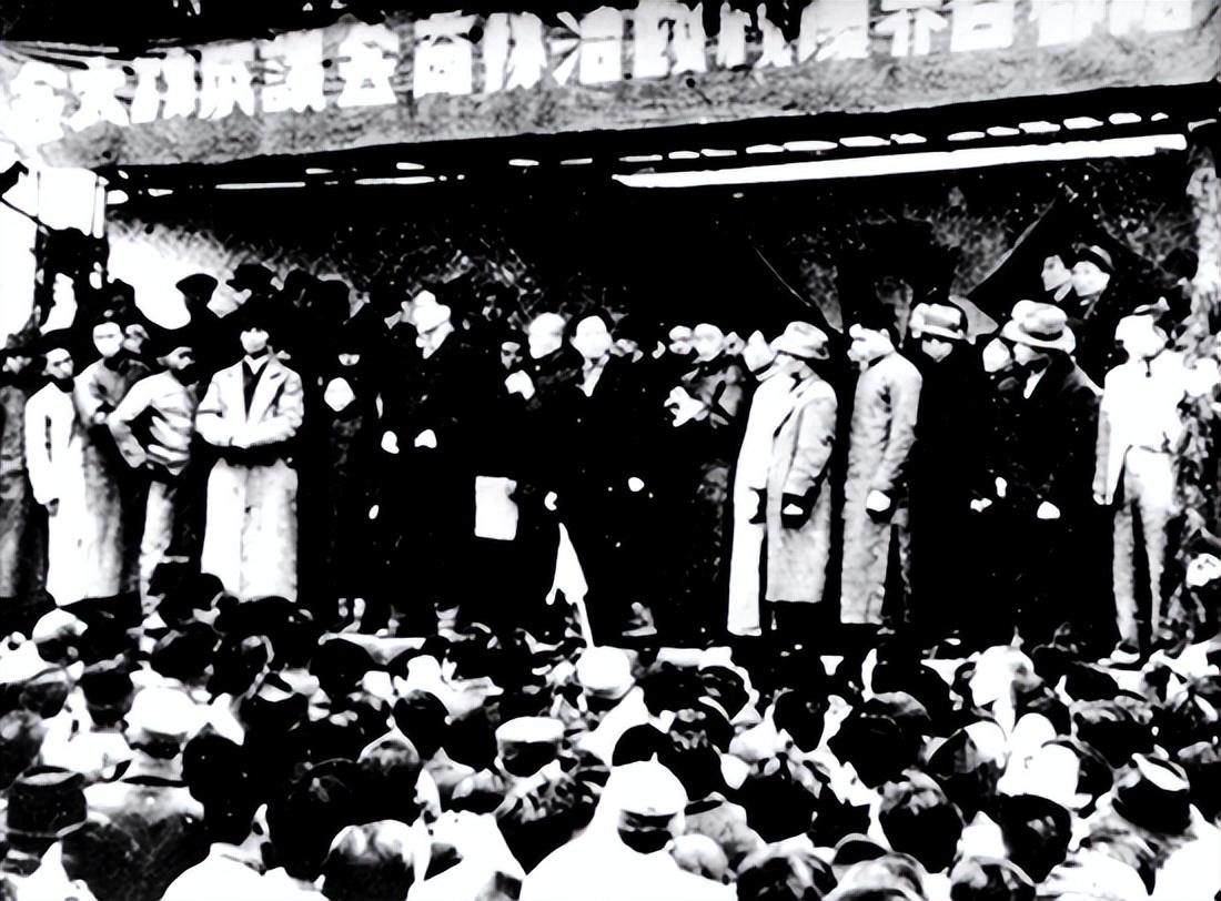 1985年邓颖超重返红岩村,在饶国模故居前失望摇头:介绍得轻飘飘